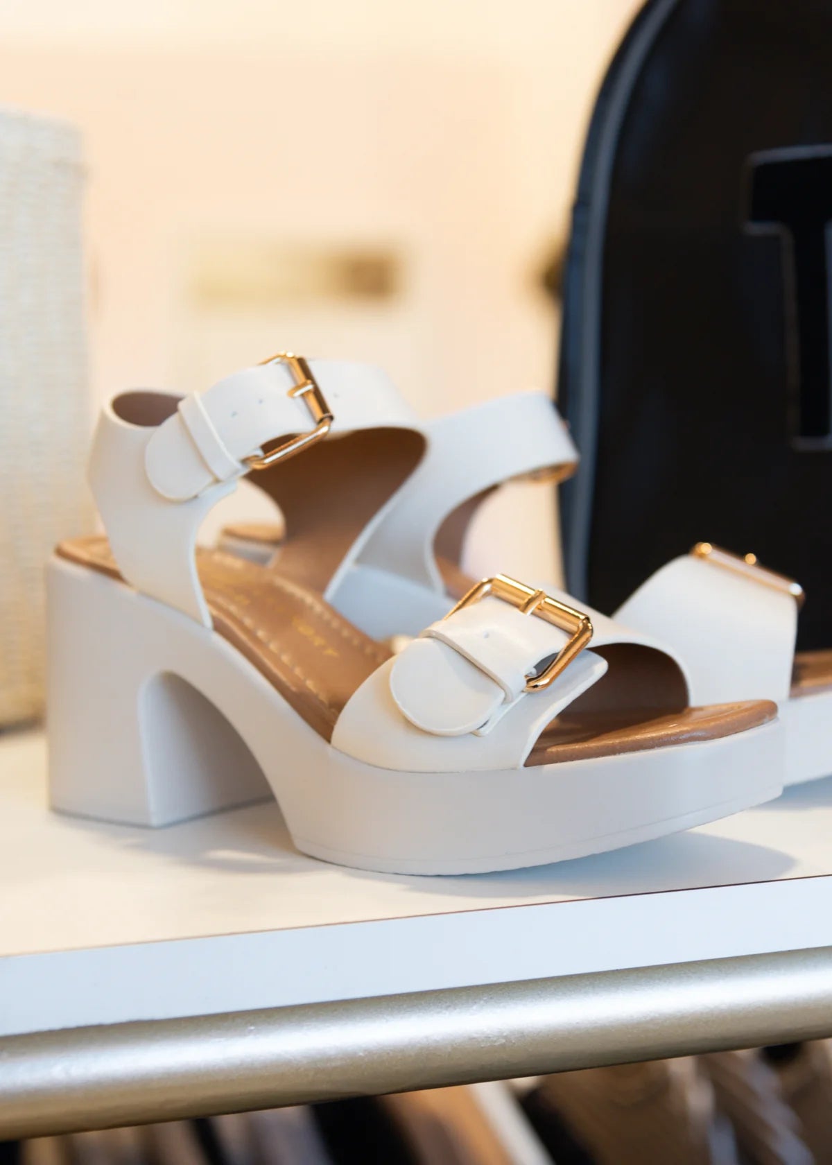 CHINESE LAUNDRY-"DREW" PLATFORM SANDAL