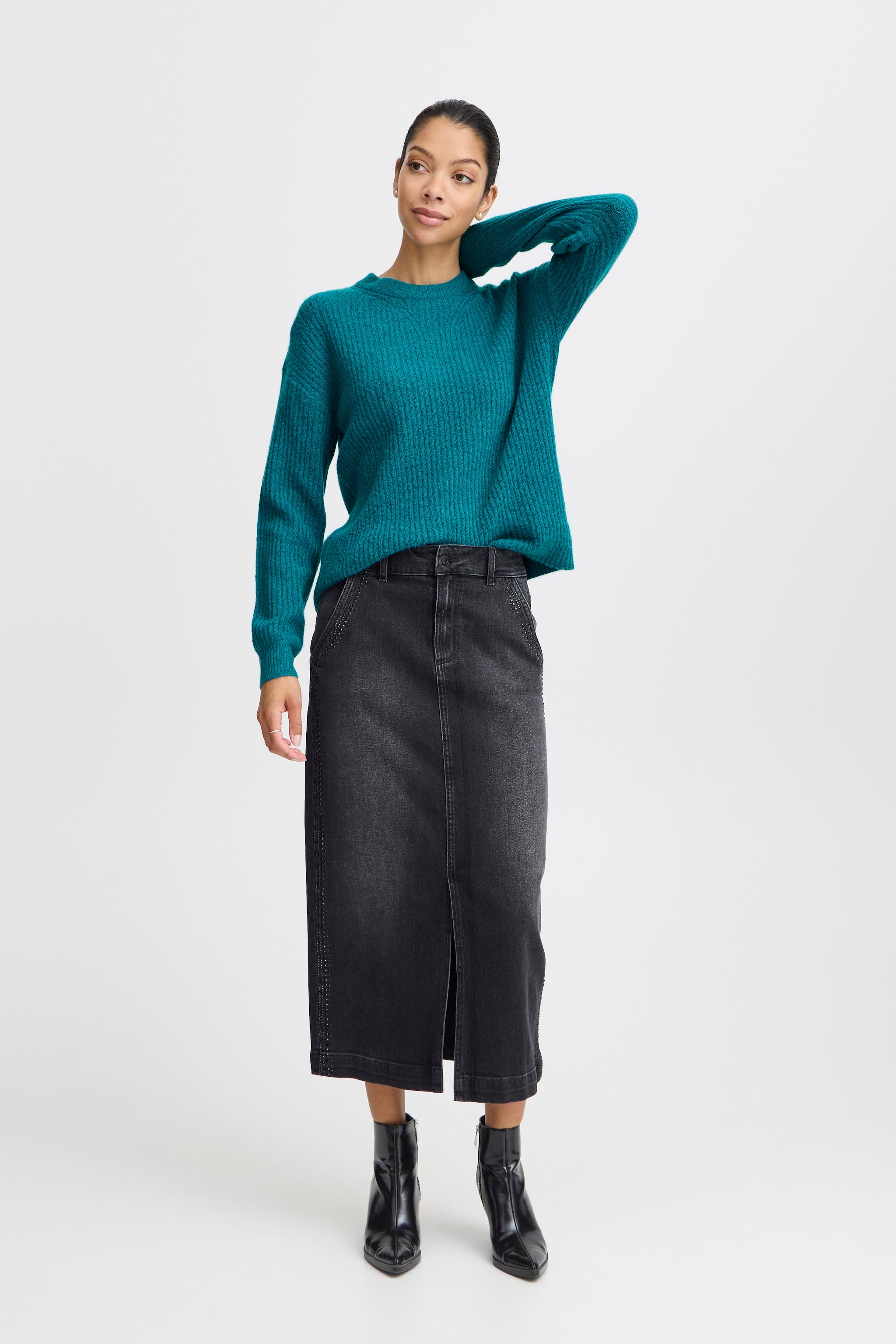 B.YOUNG-"ONEMA" SWEATER