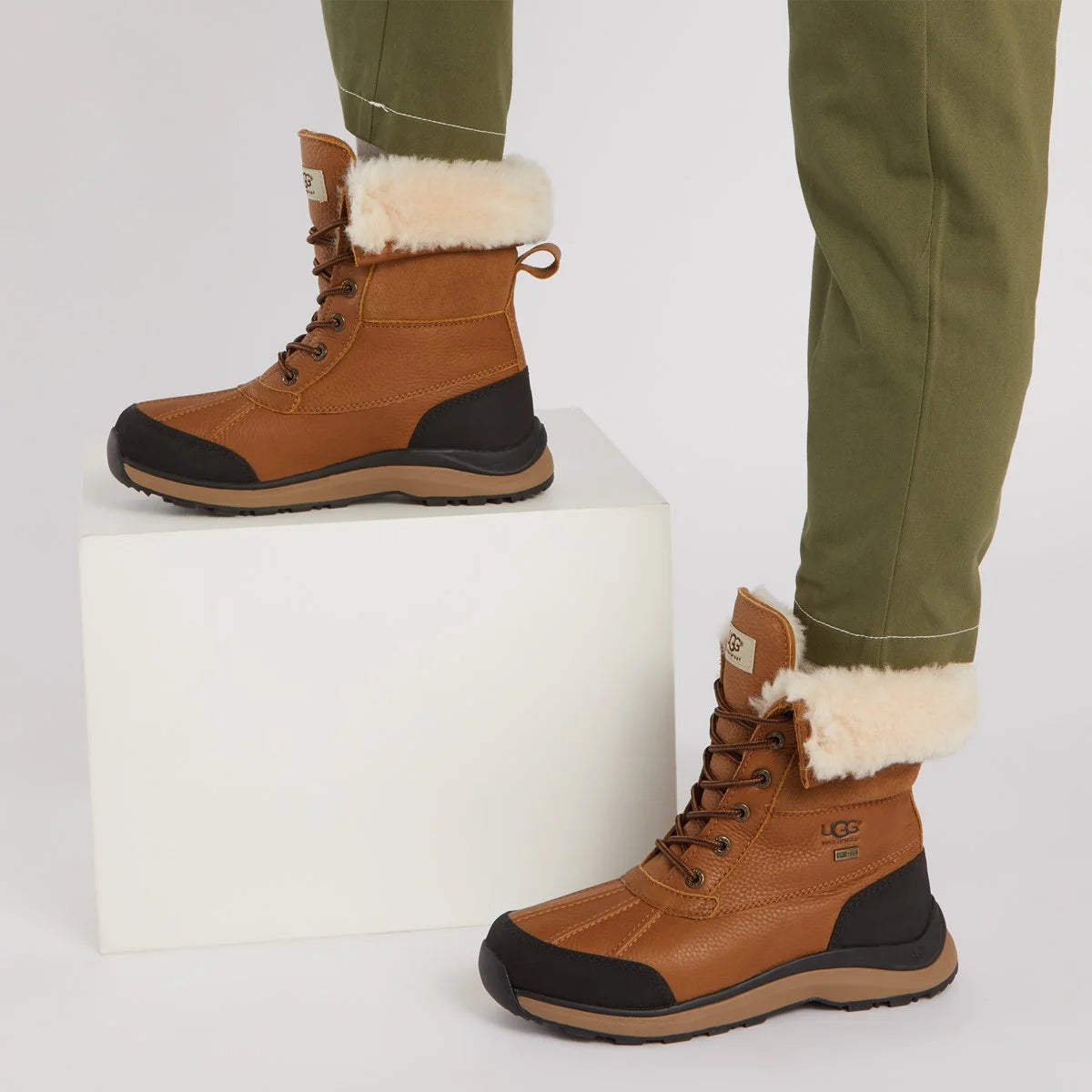 UGG-"ADIRONDACK" SHORT BOOT